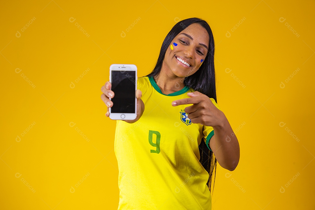 Linda mulher torcedora brasileira segurando celular