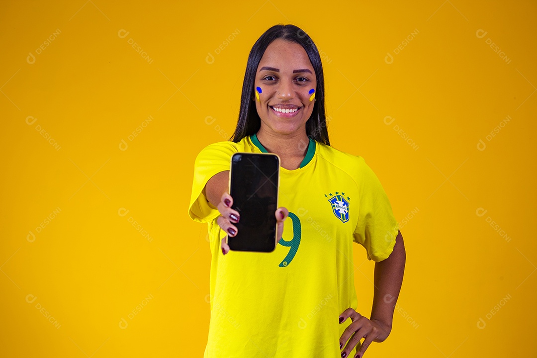 Linda mulher torcedora brasileira segurando celular