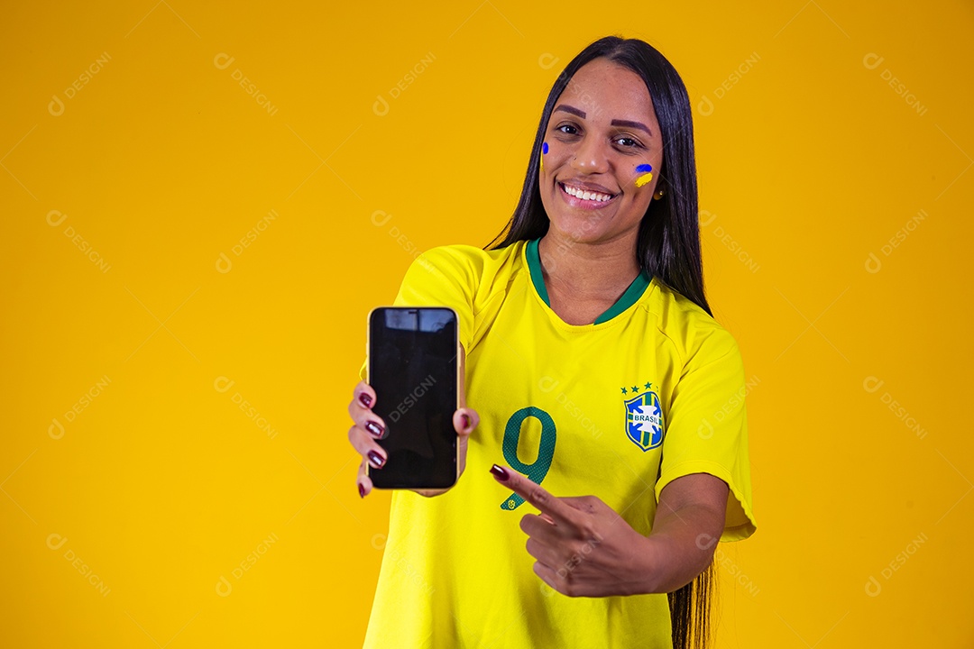 Linda mulher torcedora brasileira segurando celular
