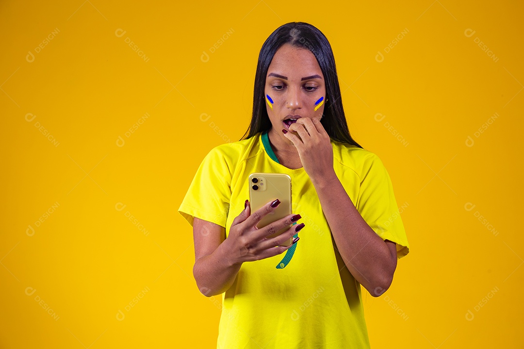 Linda mulher torcedora brasileira usando celular