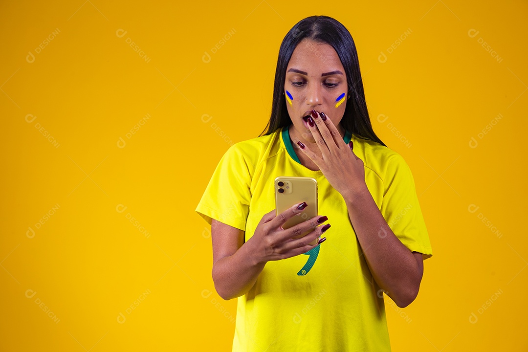 Linda mulher torcedora brasileira usando celular