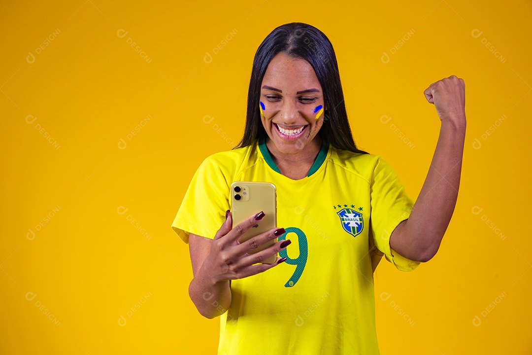 Linda mulher torcedora brasileira usando celular