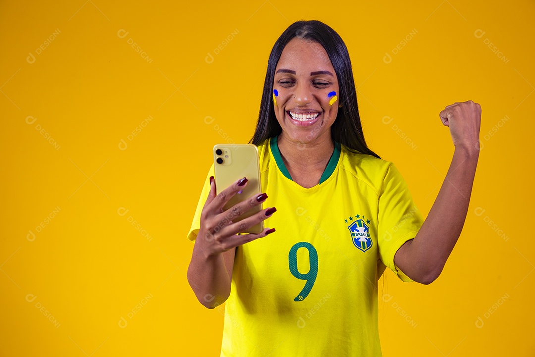 Linda mulher torcedora brasileira usando celular