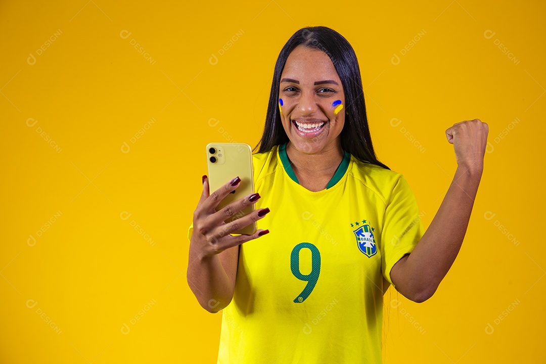 Linda mulher torcedora brasileira usando celular