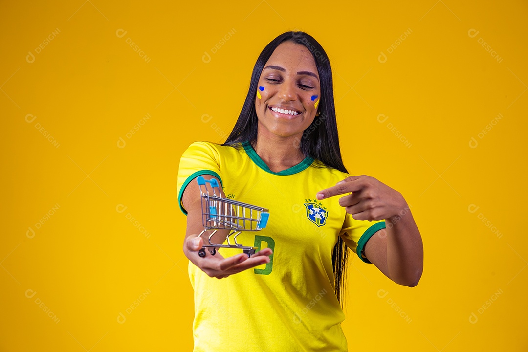 Linda mulher jovem segurando carrinho compras