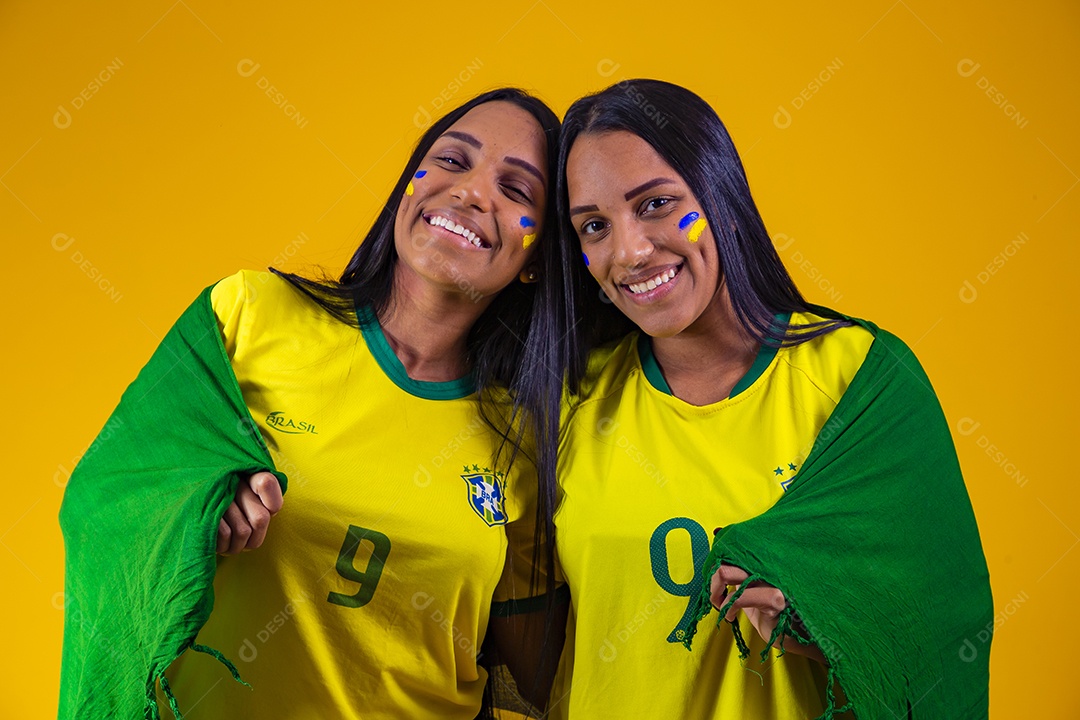 Lindas mulheres torcedoras brasileiras segurando celular