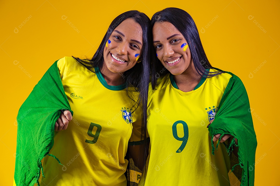 Lindas mulheres torcedoras brasileiras segurando celular