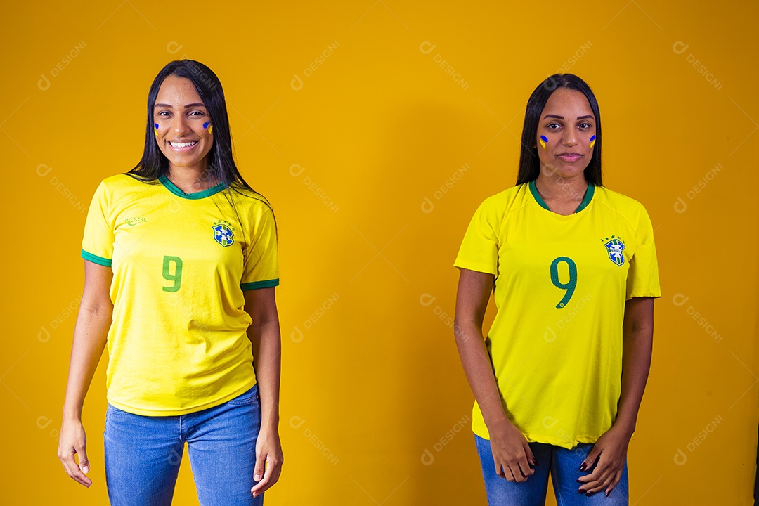 Lindas mulheres torcedoras brasileiras usando camiseta brasil