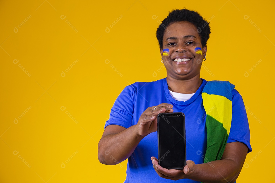 Linda mulher torcedora da seleção brasileira segurando celular