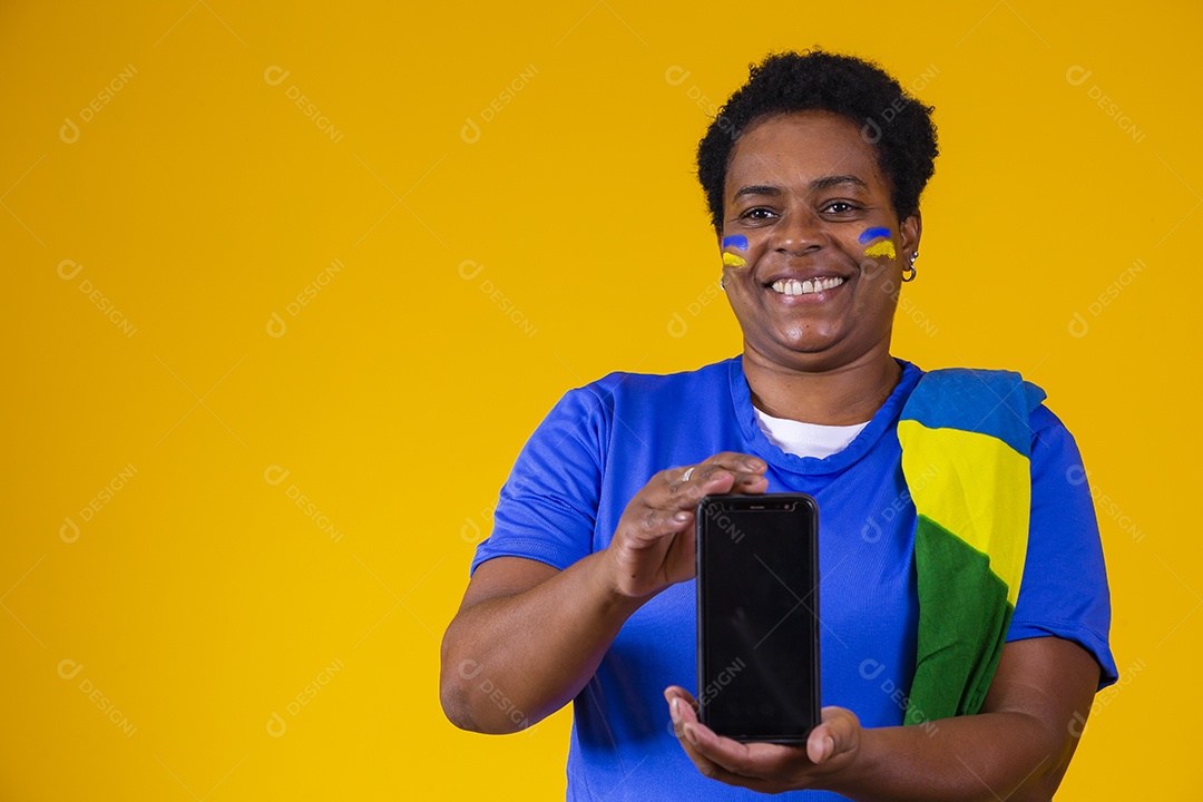 Linda mulher torcedora da seleção brasileira segurando celular