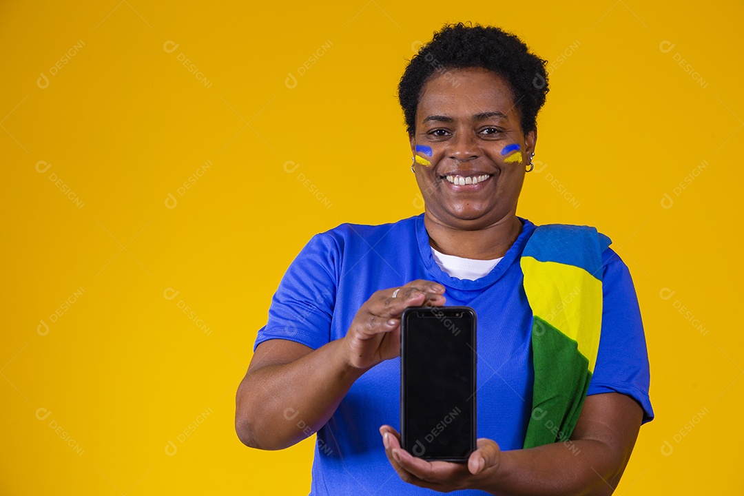 Linda mulher torcedora da seleção brasileira segurando celular