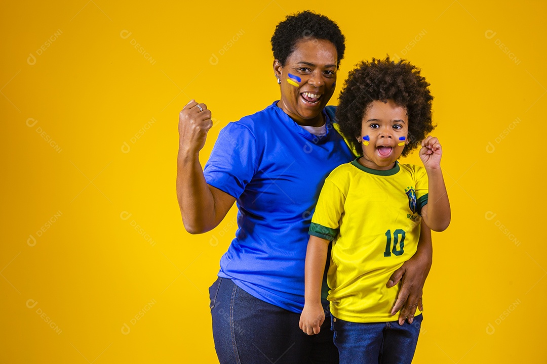 Mãe e filho torcedores brasileiros esporte futebol