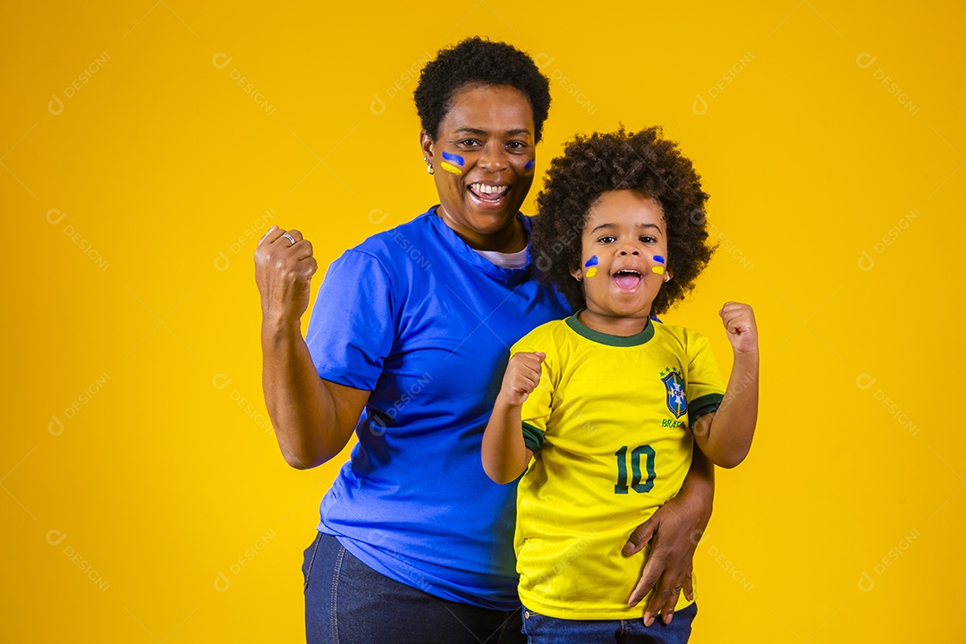 Mãe e filho torcedores brasileiros esporte futebol