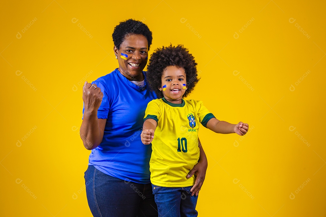 Mãe e filho torcedores brasileiros esporte futebol