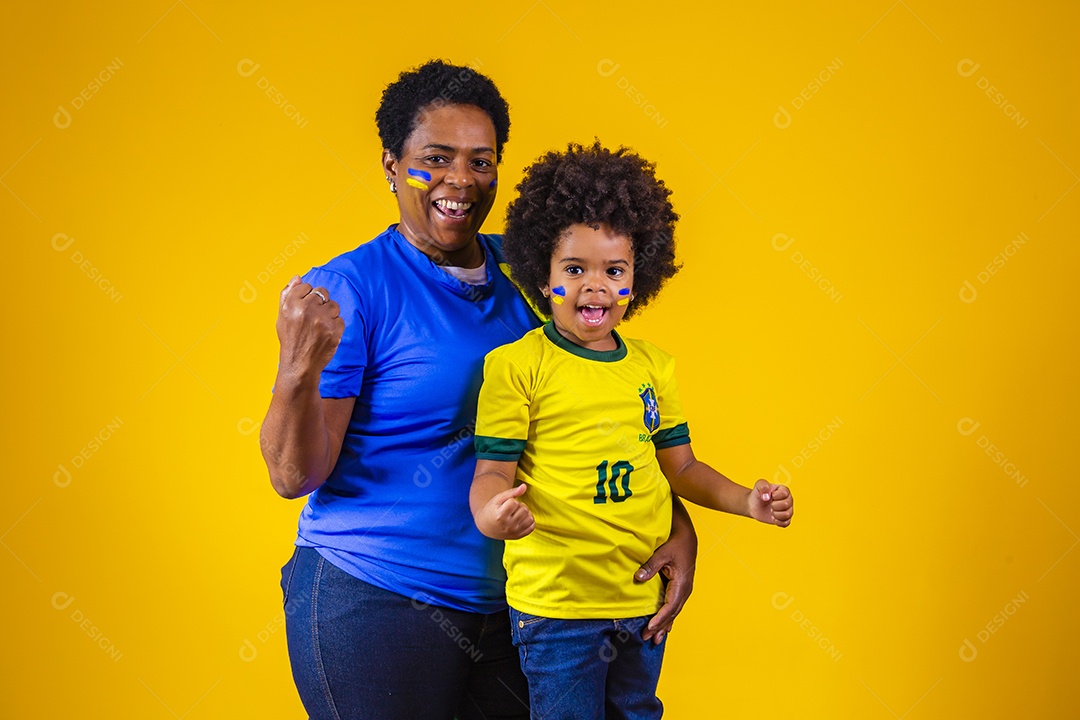 Mãe e filho torcedores brasileiros esporte futebol