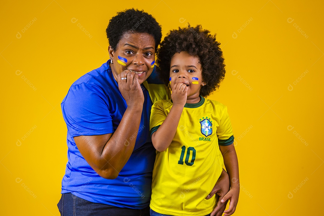 Mãe e filho torcedores brasileiros esporte futebol