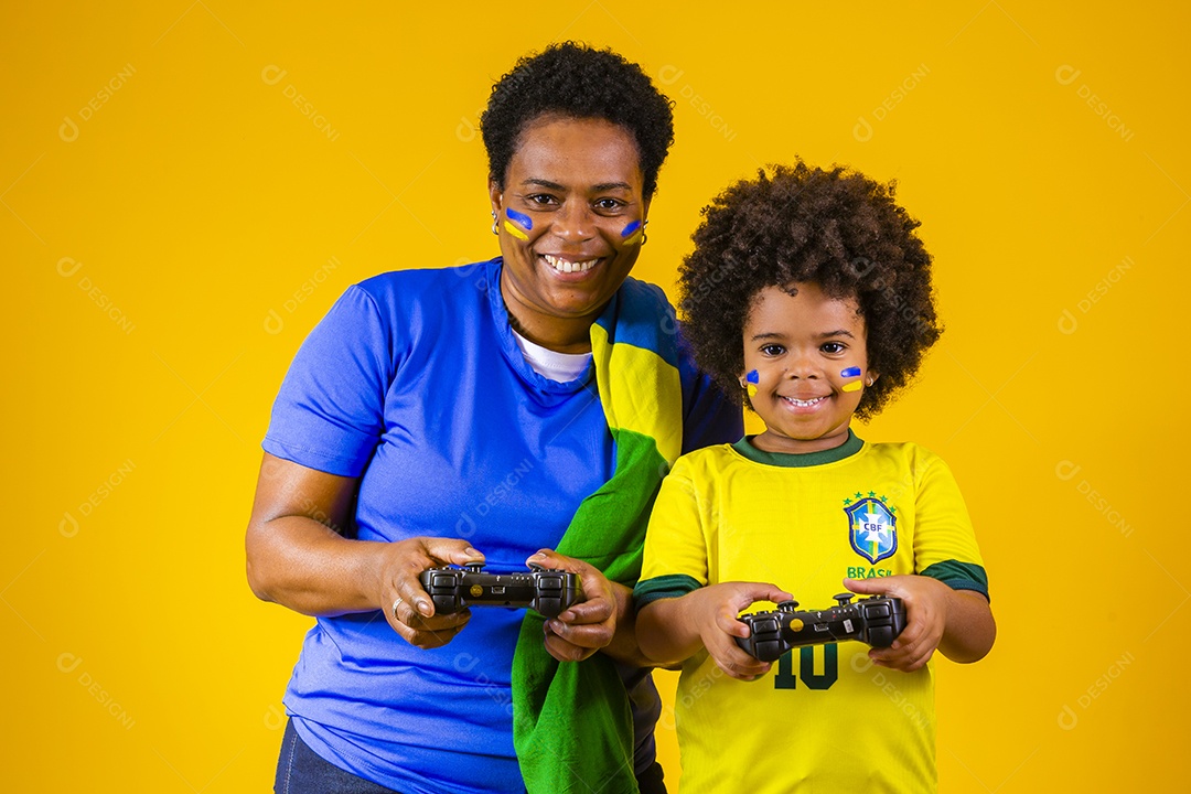 Mãe e filho torcedores brasileiros esporte futebol