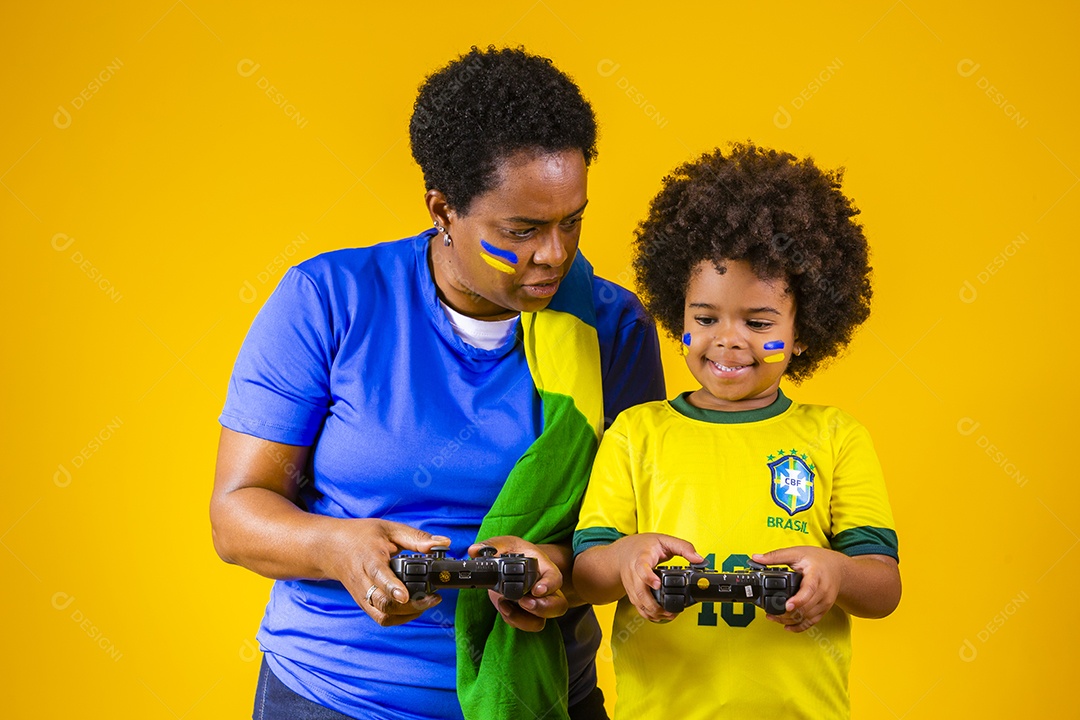 Mãe e filho torcedores brasileiros esporte futebol