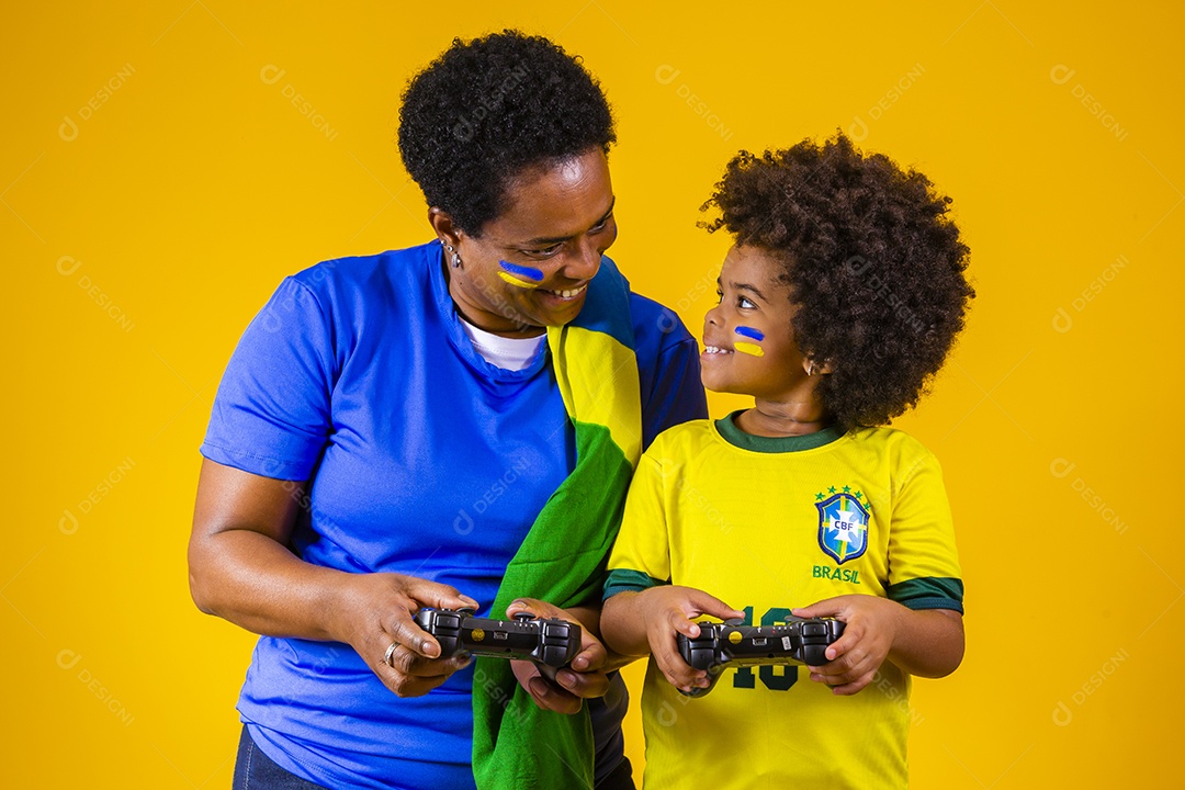 Mãe e filho torcedores brasileiros esporte futebol