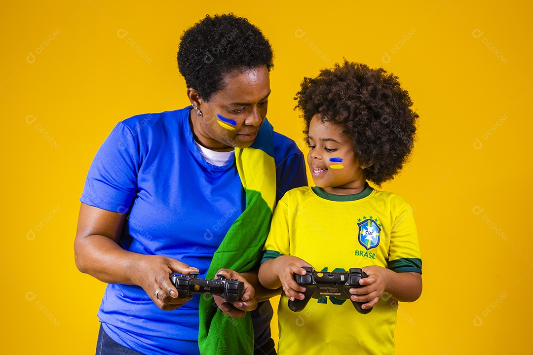 Mãe e filho torcedores brasileiros esporte futebol