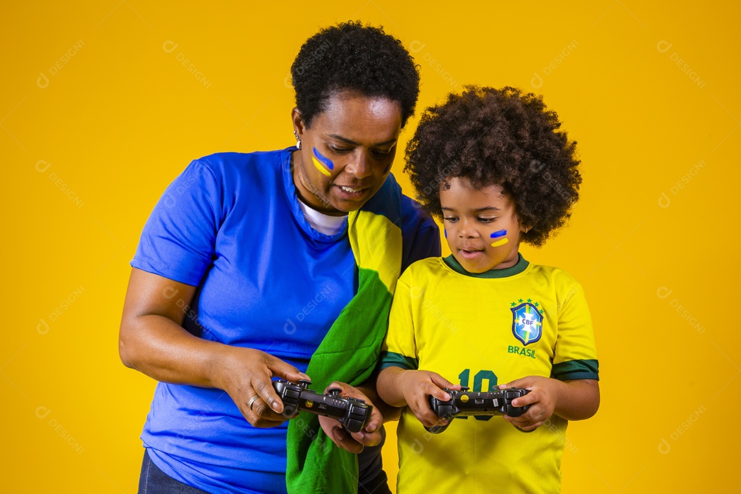 Mãe e filho torcedores brasileiros esporte futebol
