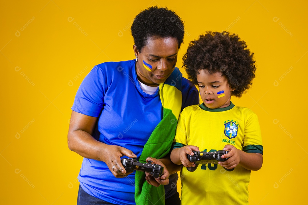 Mãe e filho torcedores brasileiros esporte futebol