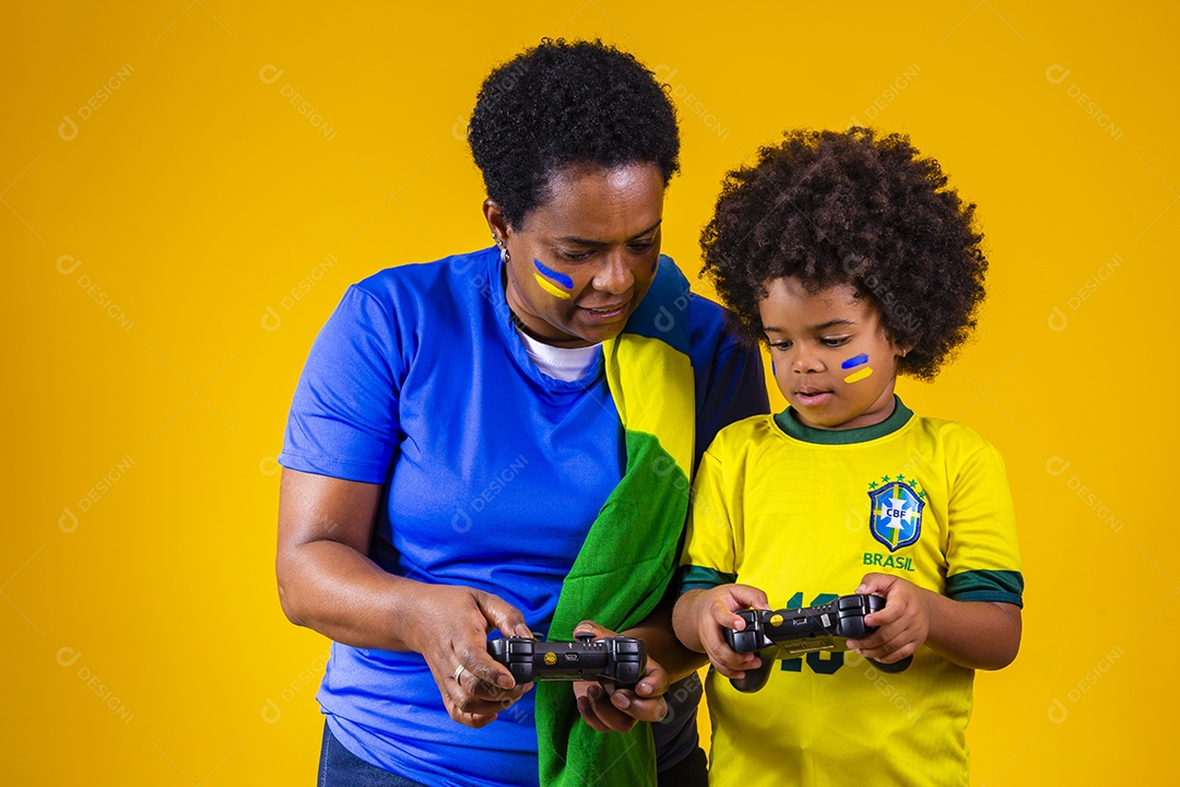 Mãe e filho torcedores brasileiros esporte futebol