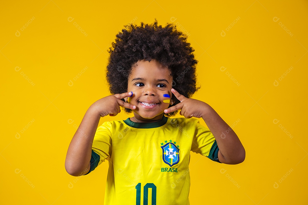 Linda criança torcedor brasileiro futebol fundo isolado amarelo