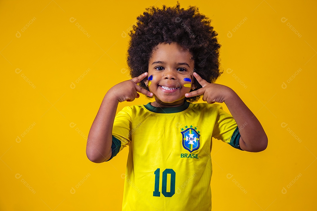 Linda criança torcedora brasileira futebol fundo isolado amarelo