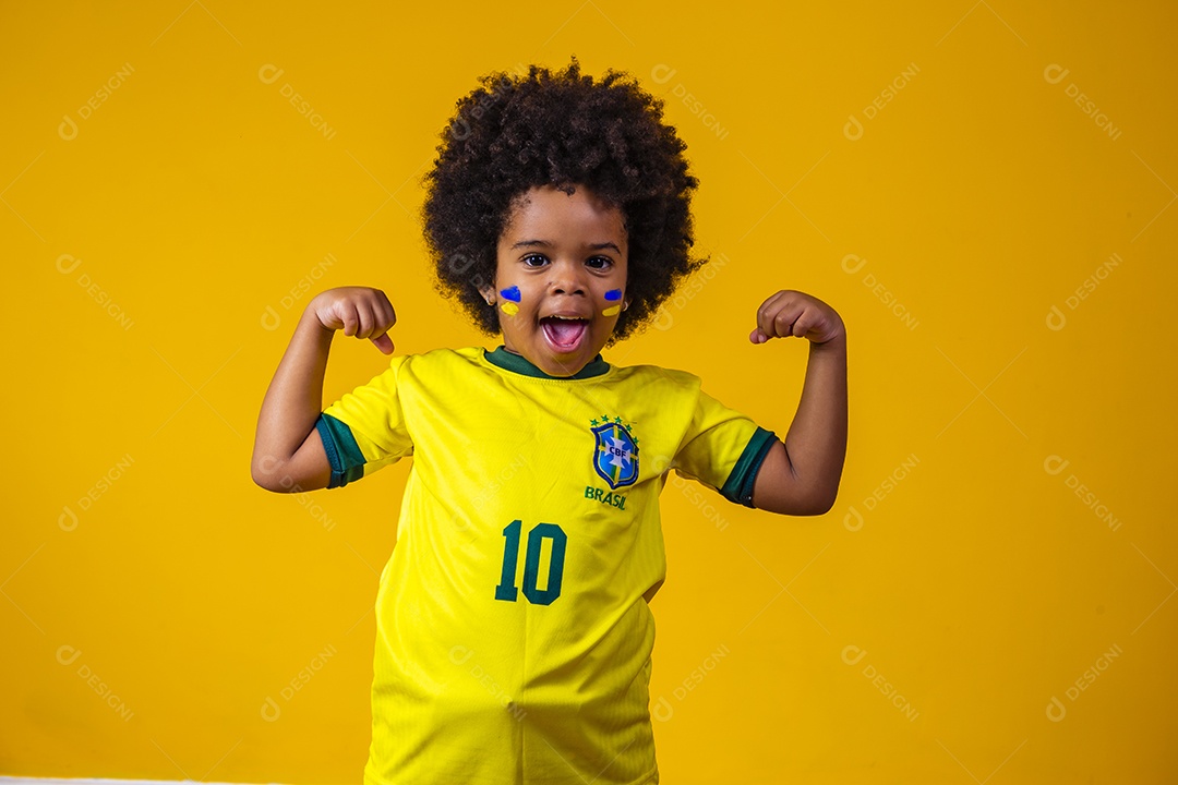 Linda criança torcedor brasileiro futebol fundo isolado amarelo