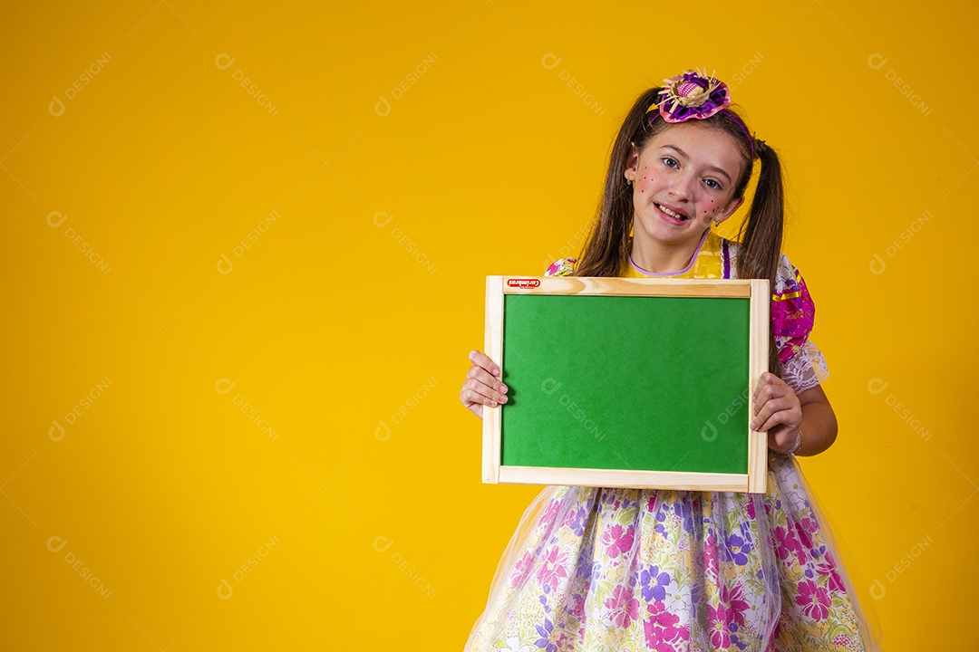 Linda criança segurando quadro fundo isolado amarelo