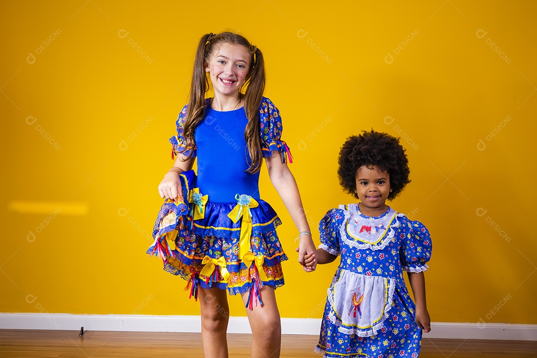 Lindas crianças irmãs fundo isolado amarelo