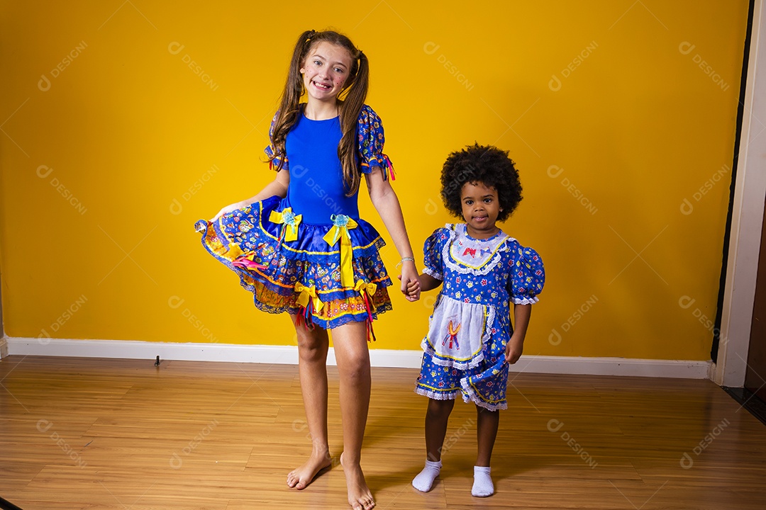 Lindas crianças irmãs fundo isolado amarelo