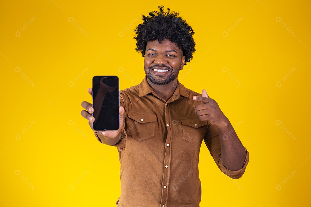 Homem jovem negro cabelo afro segurando seu celular fundo isolado