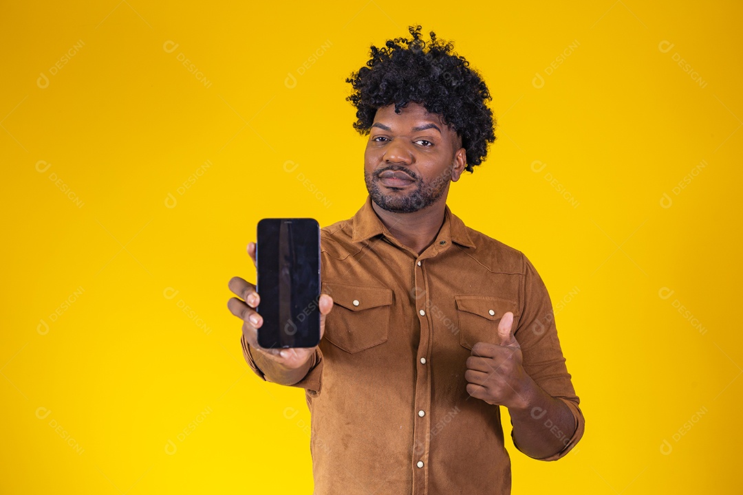 Homem jovem negro cabelo afro segurando seu celular fundo isolado