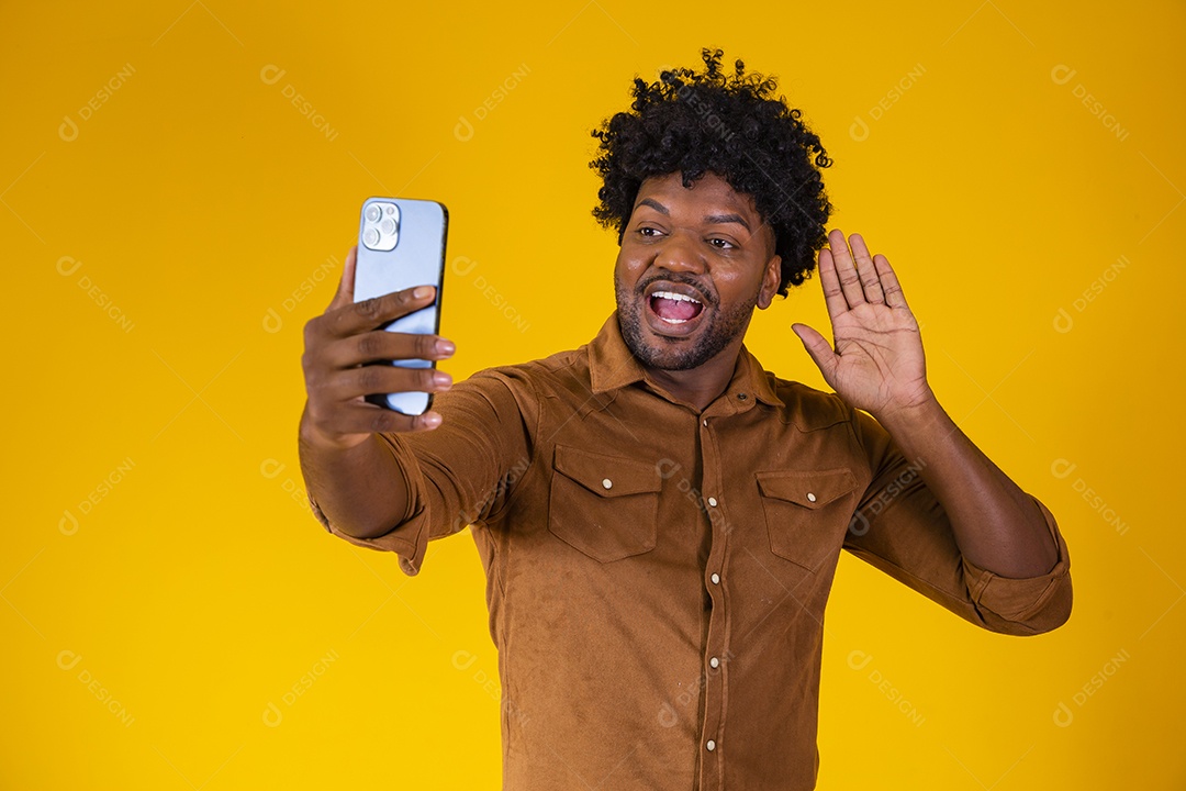 Homem jovem negro cabelo afro segurando seu celular fundo isolado