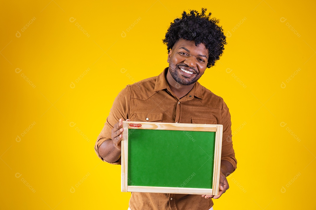 Homem jovem negro cabelo afro segurando quadro fundo isolado