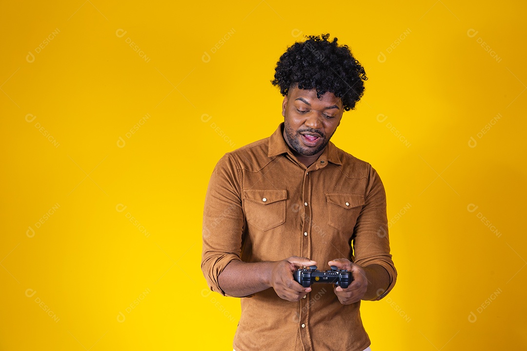 Homem jovem negro cabelo afro fundo isolado