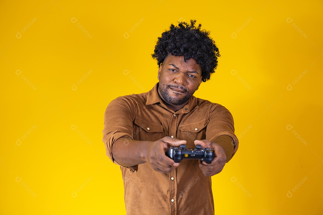 Homem jovem cabelo afro negro jogando videogame