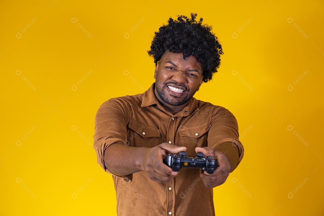 Homem jovem cabelo afro negro jogando videogame