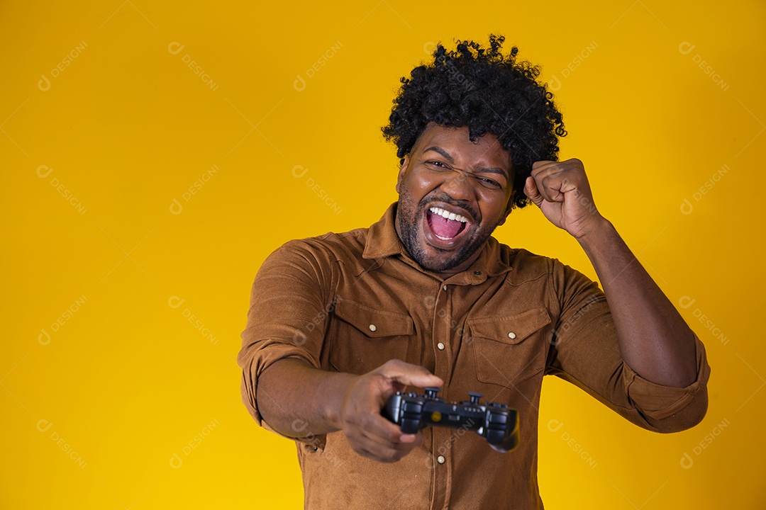 Homem jovem cabelo afro negro jogando videogame