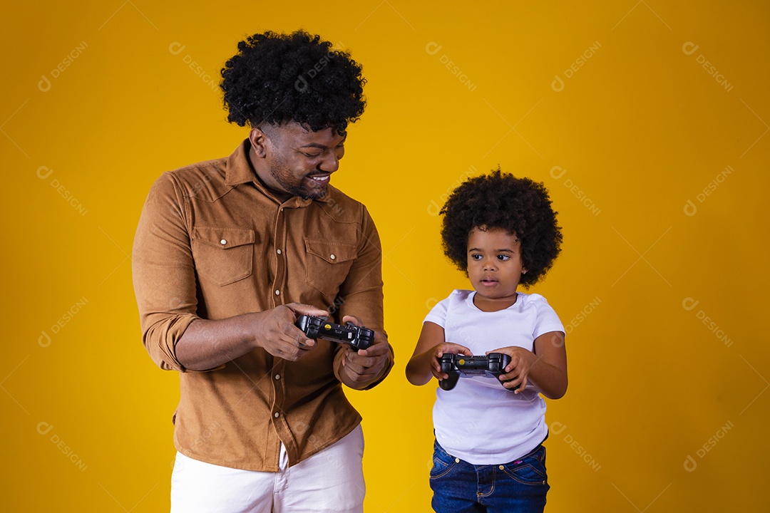 Homem jovem pai jogando videogame com sua filha
