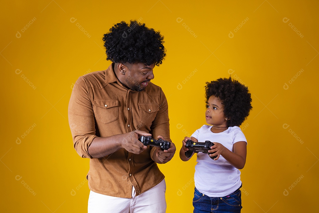 Homem jovem pai jogando videogame com sua filha