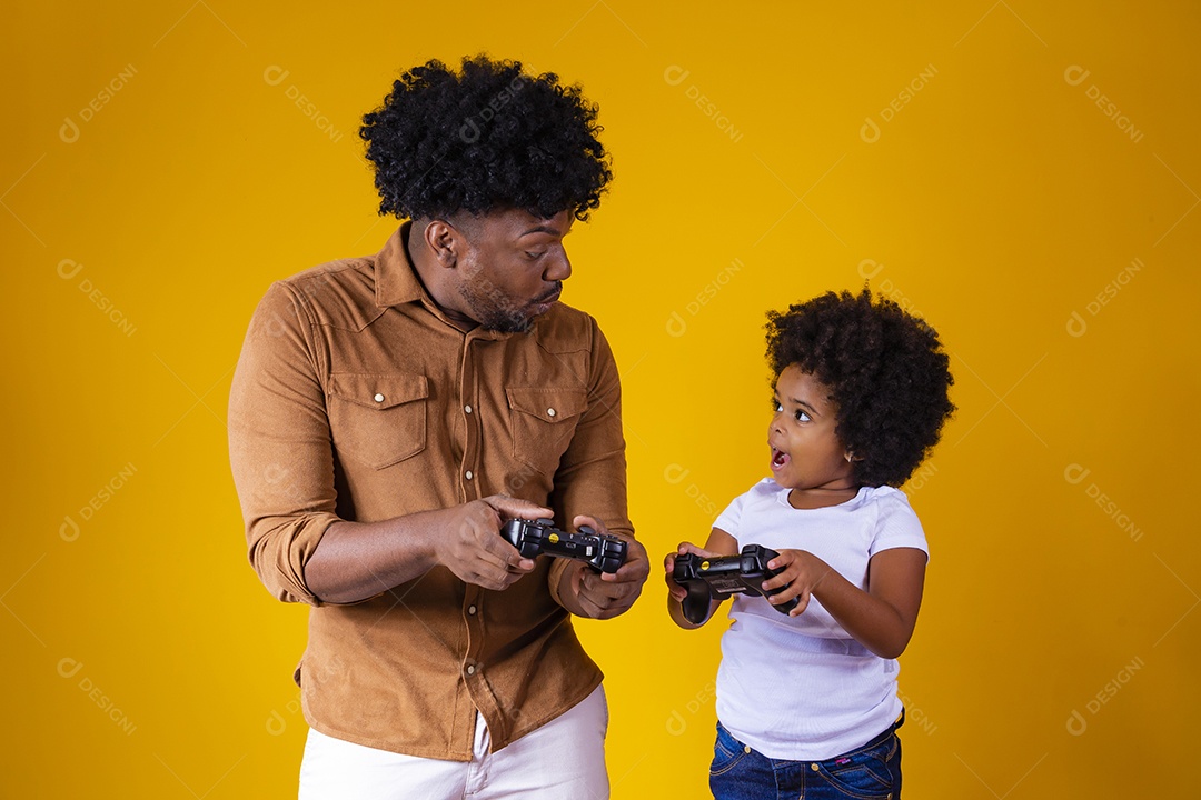 Homem jovem pai jogando videogame com sua filha