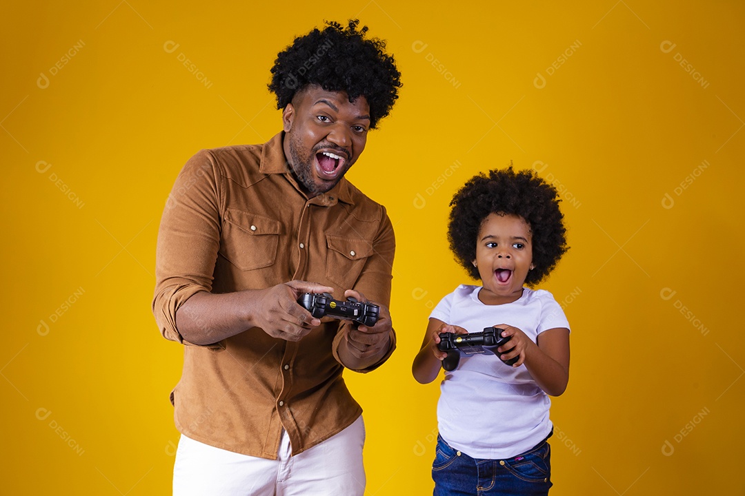 Homem jovem pai jogando videogame com sua filha