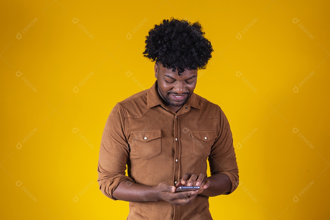 Homem jovem negro cabelo afro fundo isolado