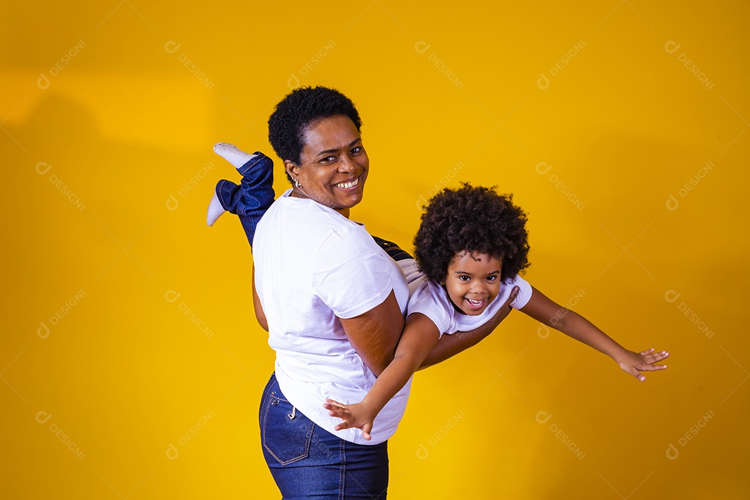 Mãe brincando com sua filha