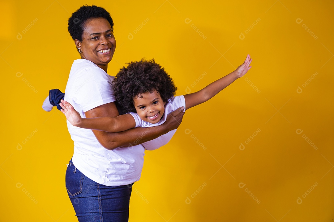 Mãe brincando com sua filha