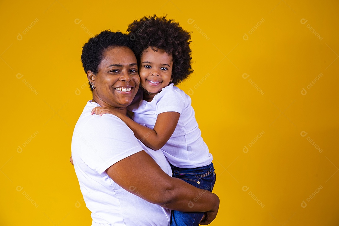 Mãe abraçando sua filha