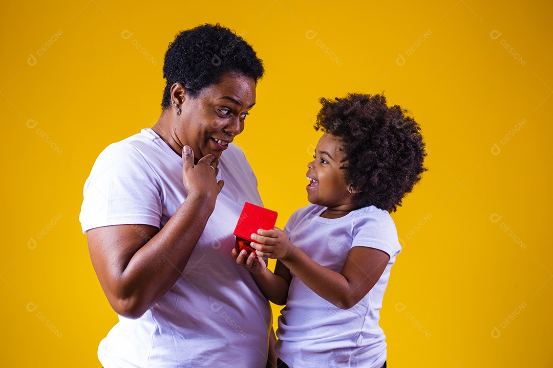 Mãe brincando com sua filha